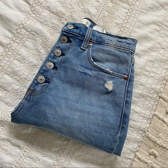 Medium-Wash BEACHY Abercrombie and Fitch jeans Size 25 🌊🌊🌊 NEVER WORN - Picture 3 of 9